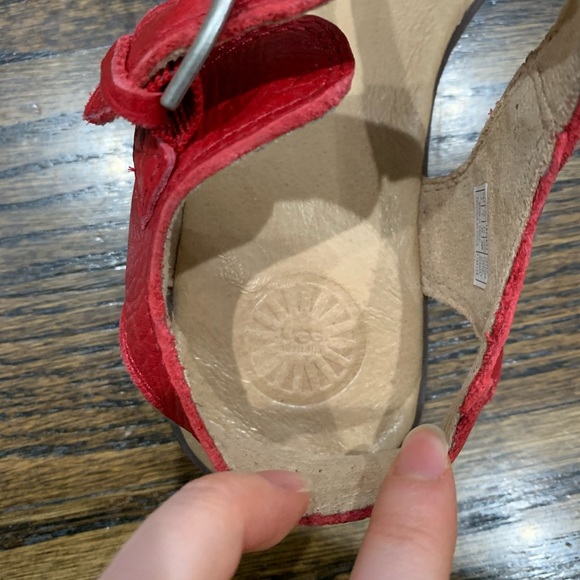 Like New Ugg Girls Red Leather Sandals Size 2 - Picture 5 of 6
